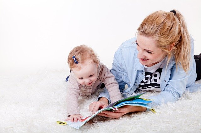 Kind liest mit Mutter