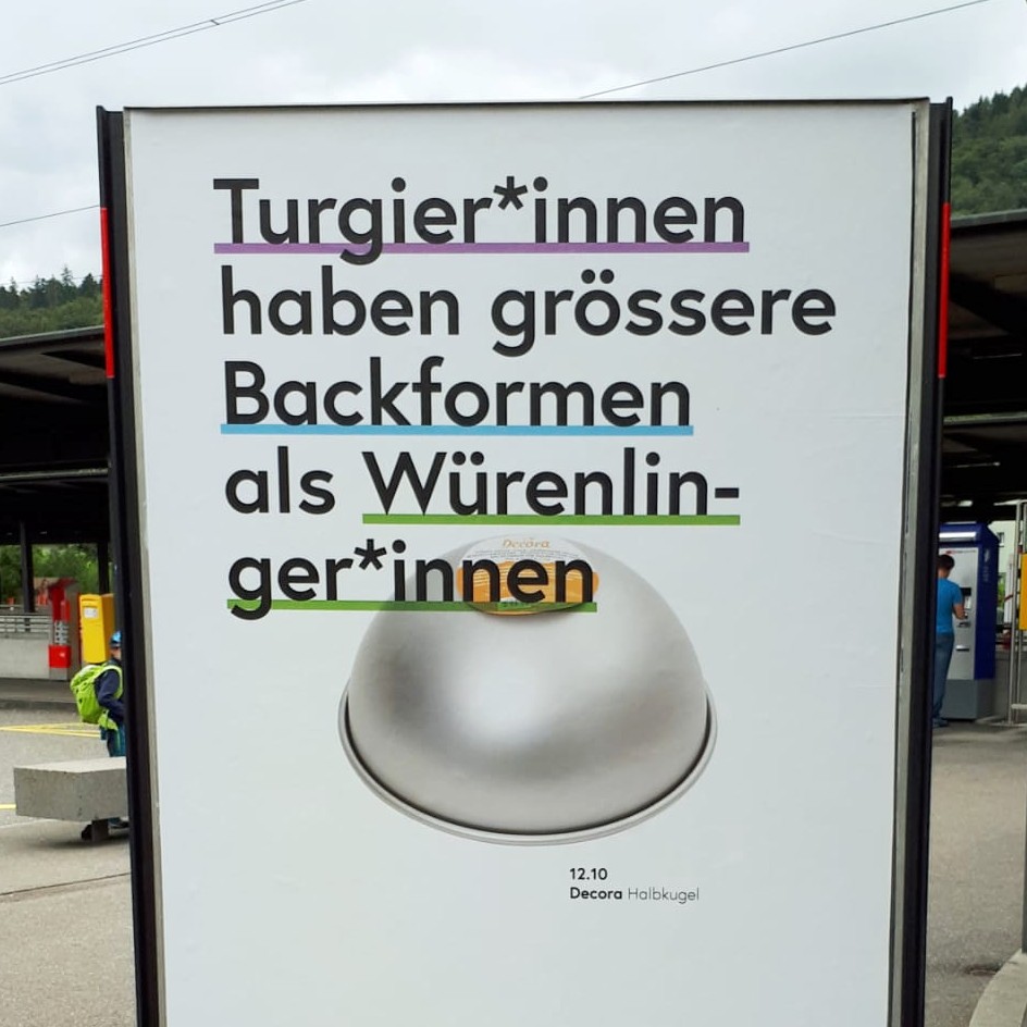 Plakat der Firma Galaxus am Bahnhof Turgi