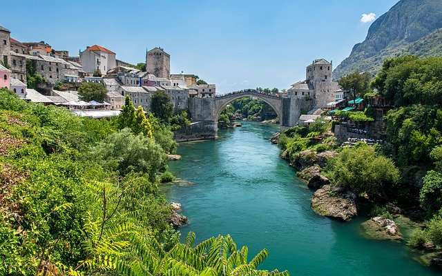 Stari Most – das in den Jugoslawienkriegen zerstörte Wahrzeichen in Mostar (Bosnien-Herzegowina)