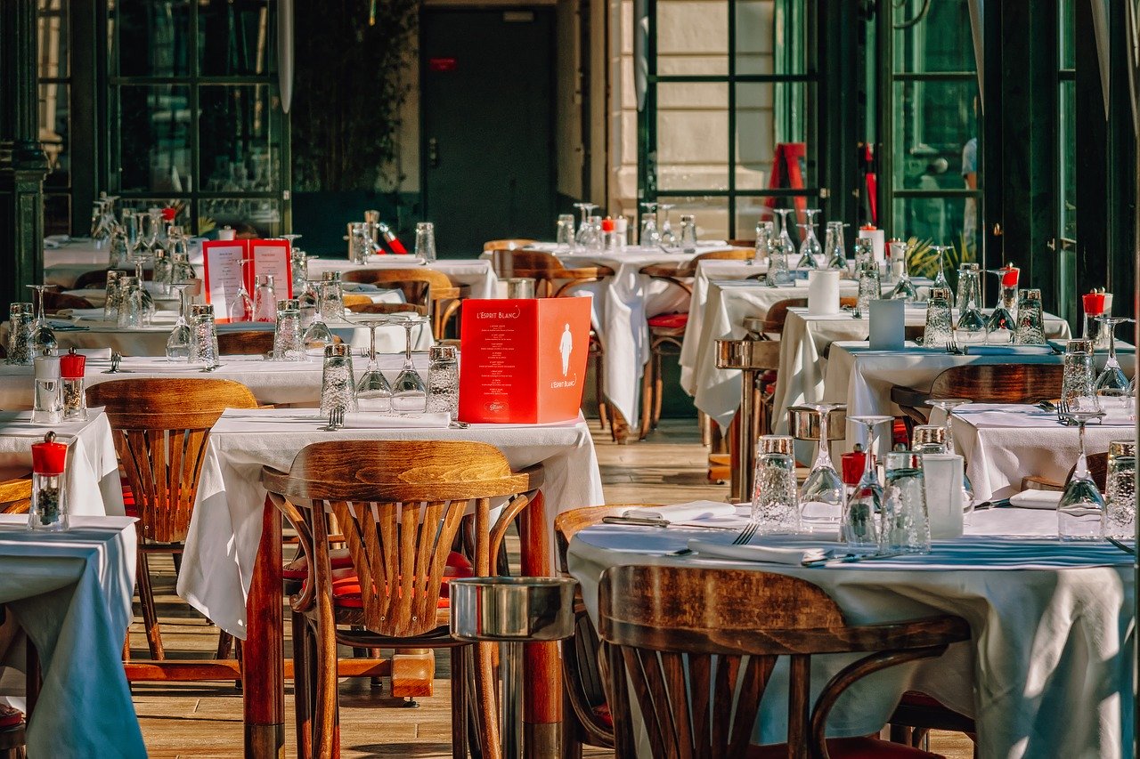 leeres Restaurant mit gedeckten Tischen