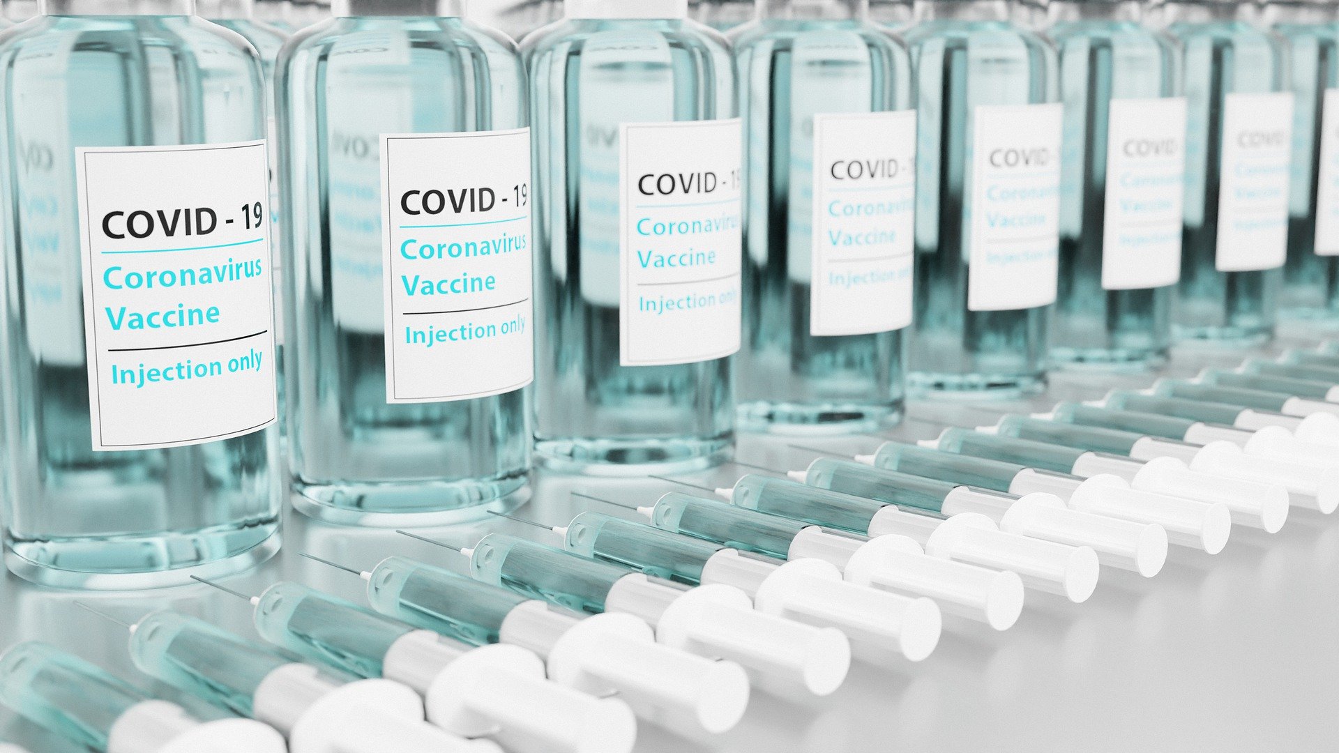 Impfung gegen COVID-19, Spritzen und dazugehöriger Impfstoff