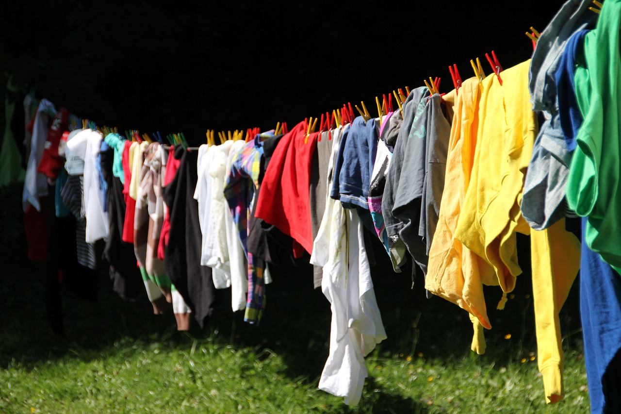 Wäsche trocknet bei Sonnenschein im Garten