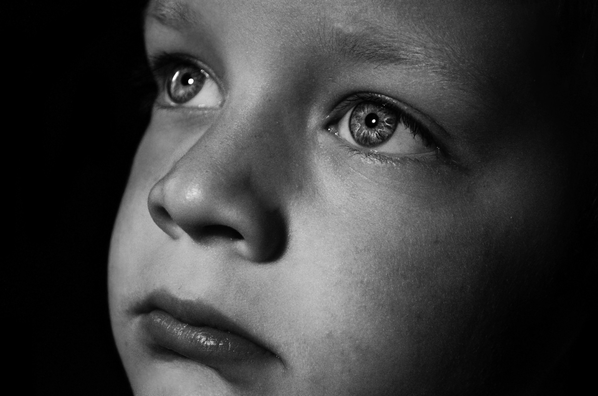 Trauriges Kind - Schwarz-Weiß-Porträt