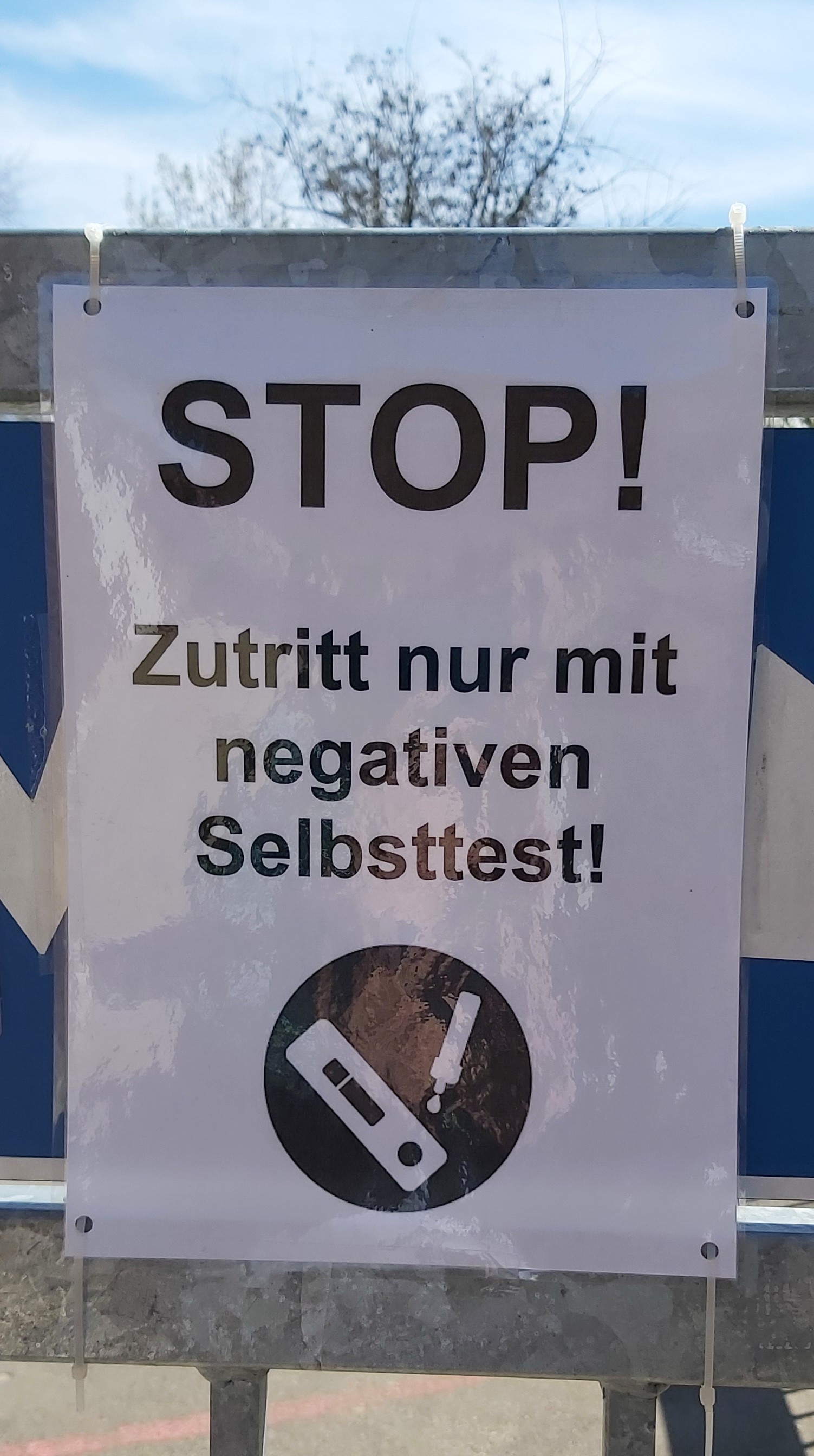 Warnschild an einer Schule: STOP! Zutritt nur mit negativen Selbsttest!