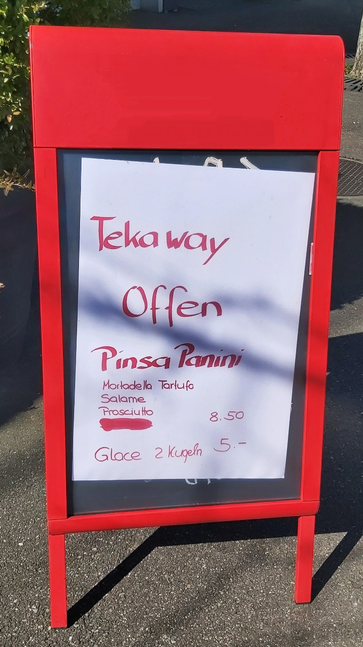 Tafel mit einem Take-away-Angebot