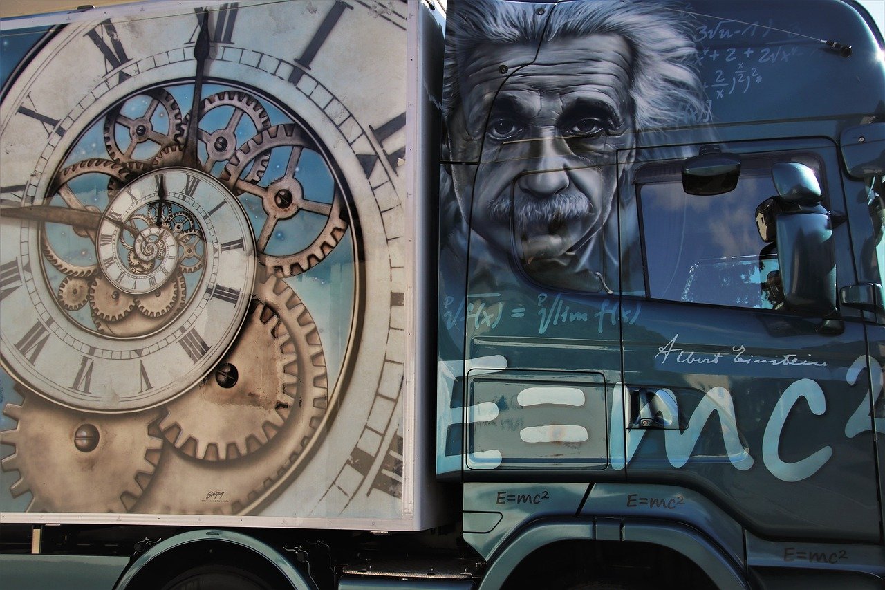 Porträt von Albert Einstein auf einem Lastwagen mit Formel der Relativitätstheorie