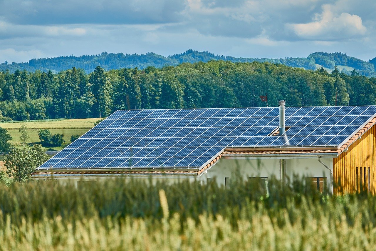 Solarzellen auf einem Hausdach