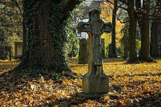 Grabmal auf einem herbstlichen Friedhof
